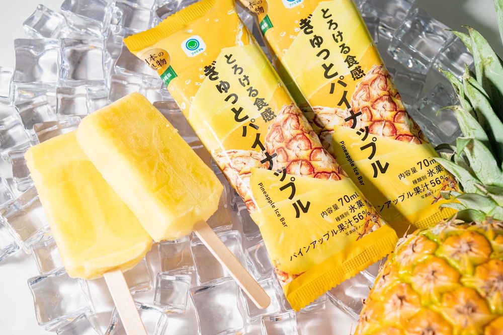 コンビニチェーンのファミリーマートは8月15日より、プライベートブランド「ファミマル」の新商品として、沖縄県産パインアップル果汁を56％使用したアイスバー「とろける食感　ぎゅっとパイナップル」を全国発売する。価格は税込み190円。