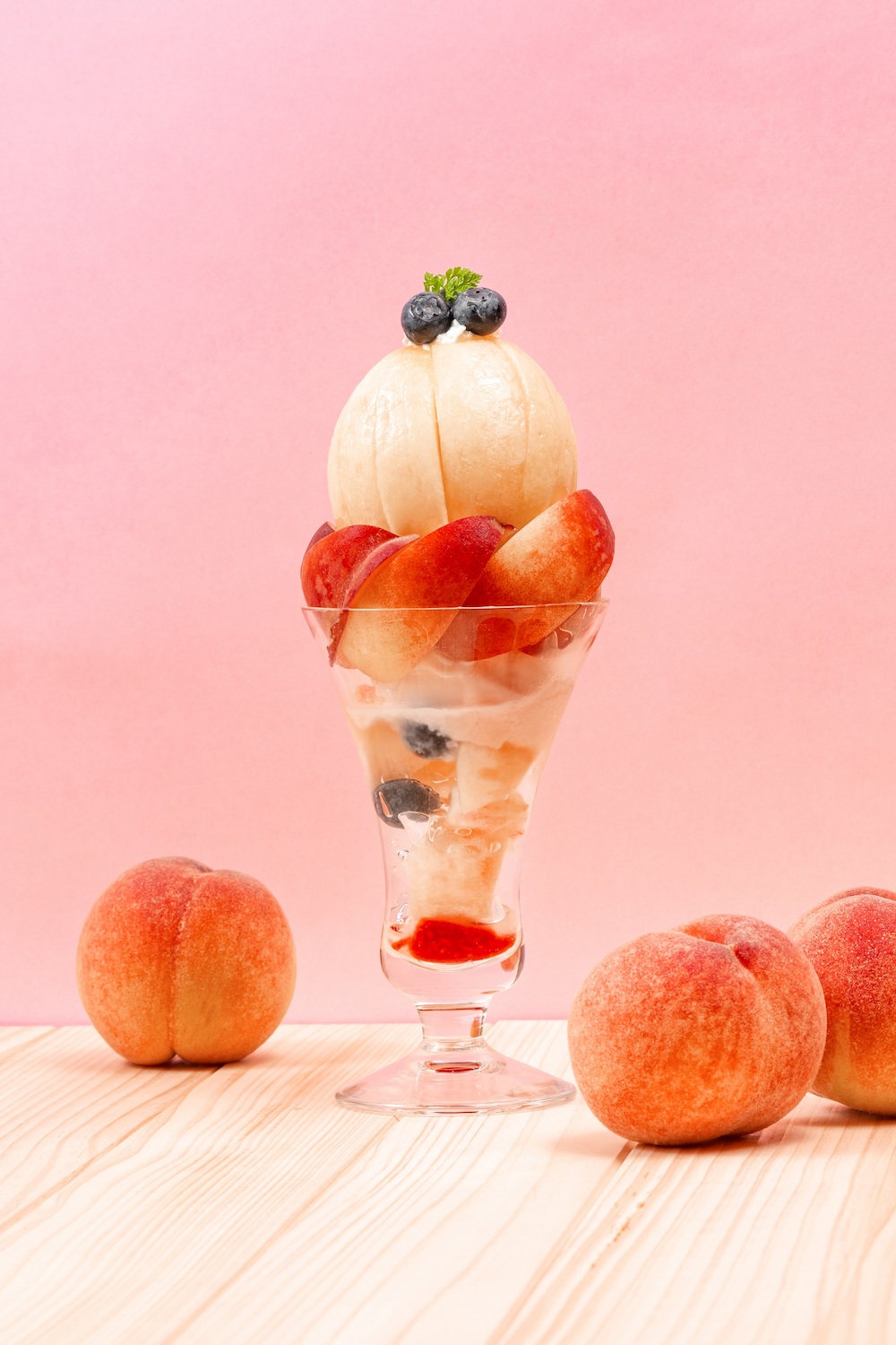 フルーツタルト＆カフェ専門店「フルーツピークス　横浜ポルタ店」にて、「THE TOWER まるごと桃」パフェが1日最大130食を販売する人気商品となっているという。