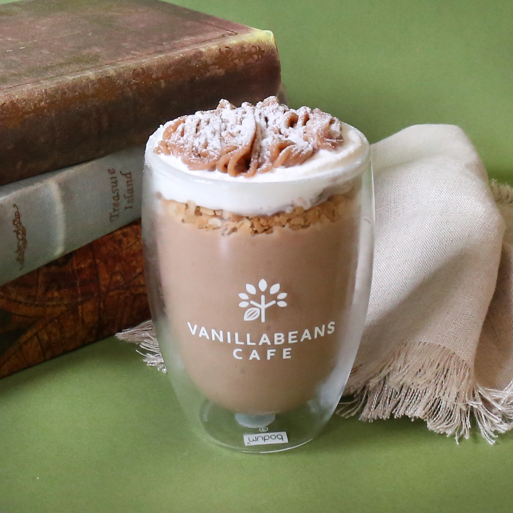 チョコレートブランド「バニラビーンズ（VANILLABEANS）」は8月17日より、実店舗カフェにて期間限定のスイーツドリンク各種を展開する。