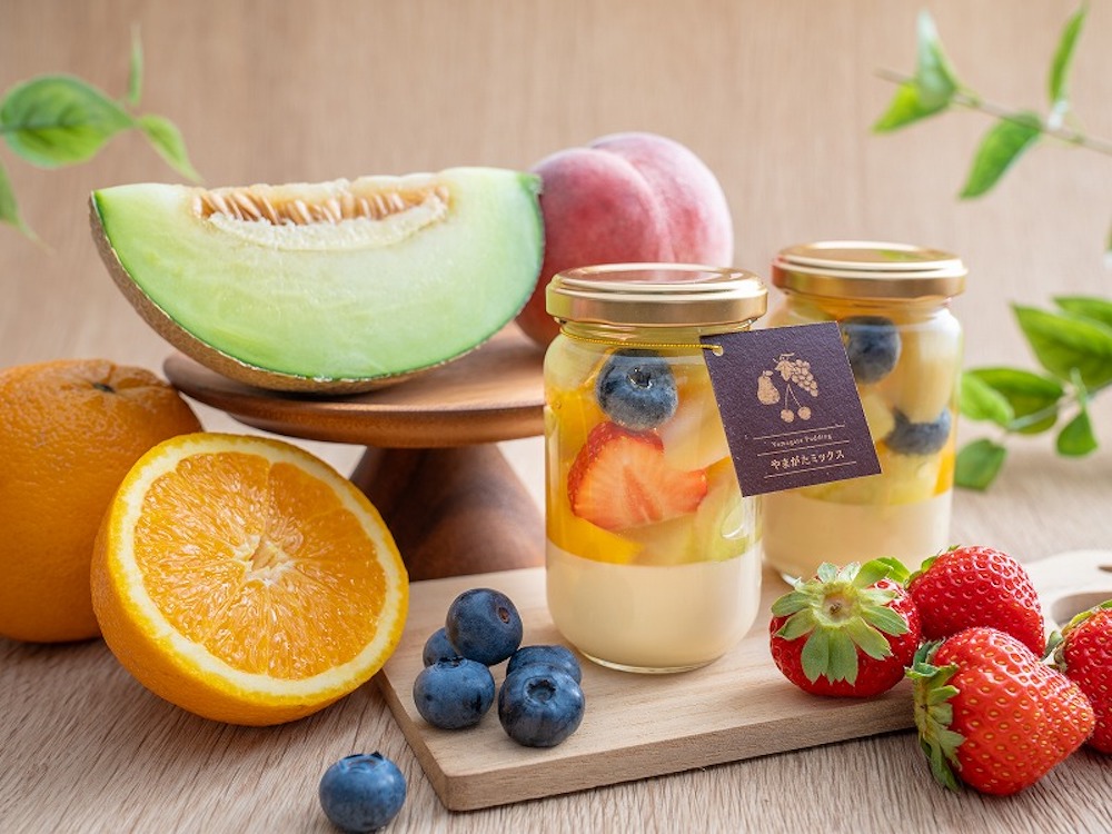 山形県初のプリン専門店「山形プリン」は8月2日より、山形県産の旬の果物をふんだんに使用した「やまがたフルーツミックスプリン」を夏季限定で発売中だ。価格は1個・税込み840円。