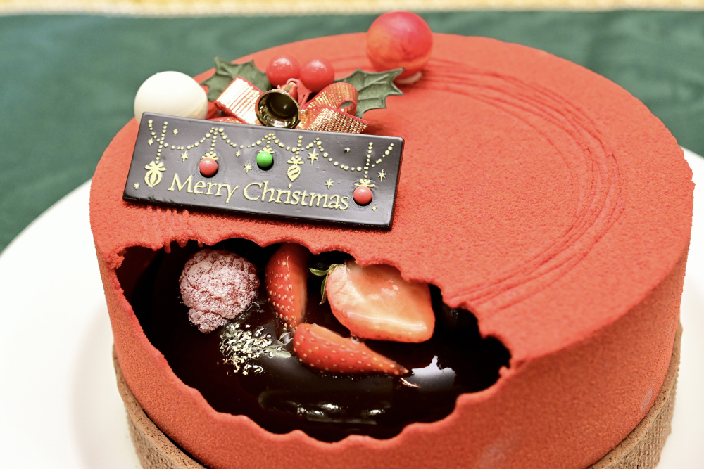 東京・日本橋のロイヤルパークホテルは、社内コンクール「2023年度クリスマススイーツコンテスト」を実施。グランプリを含む入賞作品および外部審査員による「審査員特別賞」受賞作品を、2023年の新作クリスマスケーキとして展開する。今年第1位に選ばれたチョコムースタルト「ボワット ルージュ（Boîte Rouge）」を手がけた望月大晟（もちづき・たいせい）さんに話をうかがった。
