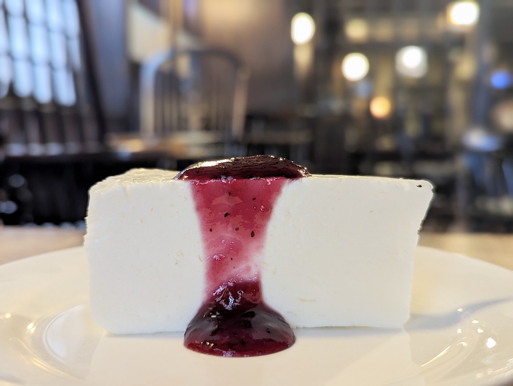 松本市「珈琲まるも」自家製ブルーベリーソースをかけた「レアチーズケーキ」単品600円