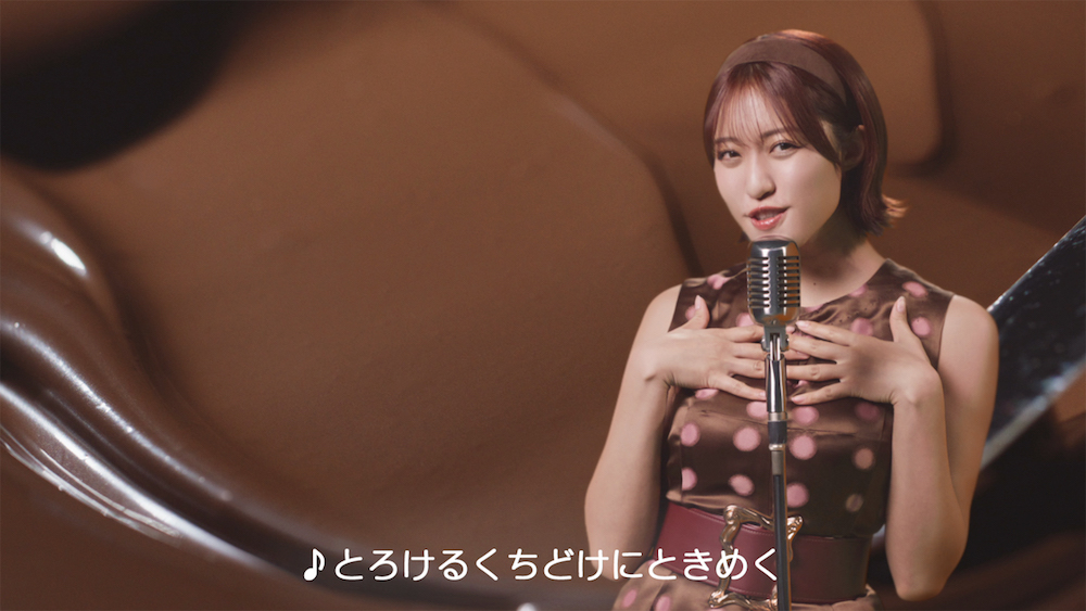 9月26日、 俳優の川栄李奈さんとタレントの王林さんが出演するローソンウチカフェ新ウェブCM「ウチカフェ ショコラサンドの歌」篇が公開された。