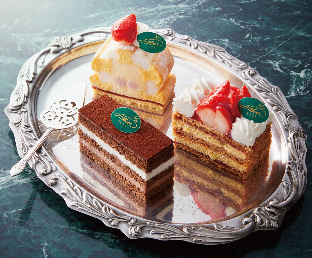 神戸北野町で1978年に創業したアンテノールは、2023年に創業45周年を迎えることを記念し、9月16日より全国店舗で創業当時に愛されていたケーキ3品を期間限定で復刻販売する。