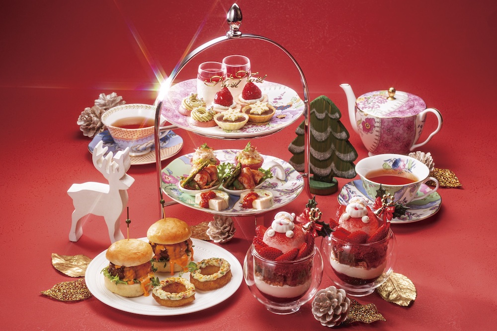 「ザ ロイヤルパークホテル アイコニック 東京汐留」は11月1日〜12月25日、24階のバー・ラウンジ「THE BAR」およびオールデイダイニング「ハーモニー」にて、いちごを主役にした「AFTERNOON TEA with “SIROCCO”『クリスマス』」を展開する。