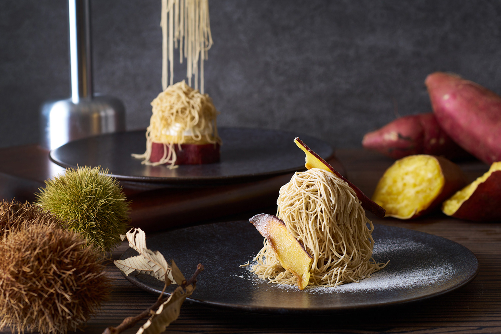 焼き芋の上から京都産丹波栗のクリームを絞る「しぼりたてモンブラン」を小学生以上のお客様に一皿ずつ提供。モンブランは、提供直前に絞り、でき立てをスタッフが提供する。