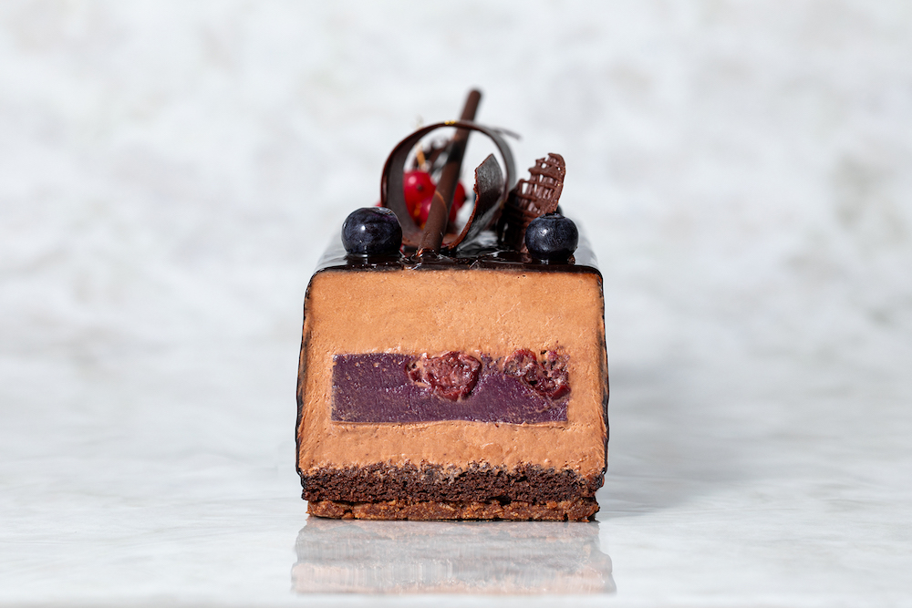 「東京産ブルーベリーのチョコレートケーキ」の断面図
