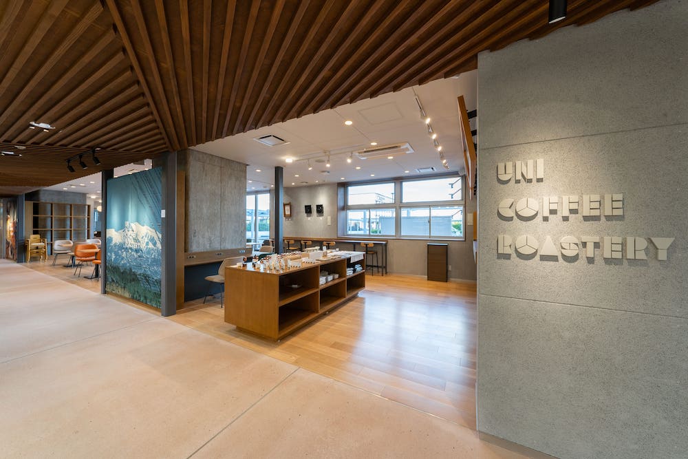 カフェ「UNI COFFEE ROASTERY」は9月18日、石川県小松市観光交流センター「Komatsu 九」のSOUVENIR & CAFE AREA内に「UNI COFFEE ROASTERY 石川小松」をオープンする。「UNI COFFEE ROASTERY」ブランドとしては北陸初の店舗となる。