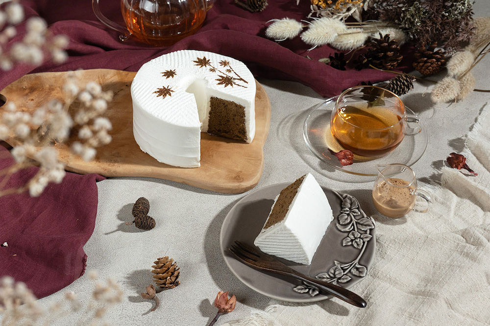  手作りシフォンケーキ専門店「This is CHIFFON CAKE.」は9月11日より、秋限定の紅茶シフォンケーキ「Earl Grey CHIFFON【MOMIJI】」の販売をスタートした。発送は9月15日より順次行う。価格は税込み2,700円。