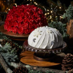 「ロビー ローズ（The Lobby Rose）」のイメージ。ホワイトチョコレートの赤バラで飾ったカバーを開けると、純白のショートケーキが現れる。
