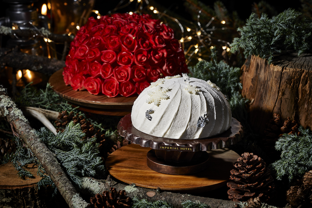 「ロビー ローズ（The Lobby Rose）」のイメージ。ホワイトチョコレートの赤バラで飾ったカバーを開けると、純白のショートケーキが現れる。