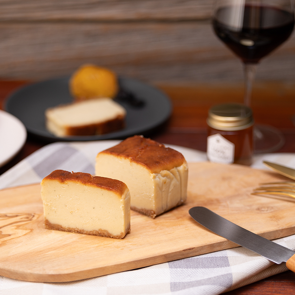 1986年創業のチーズ専門店「フェルミエ」は、ナチュラルチーズをふんだんに使ったベイクドチーズケーキ「－ 碧－」の店頭販売およびお取り寄せ販売を展開中だ。