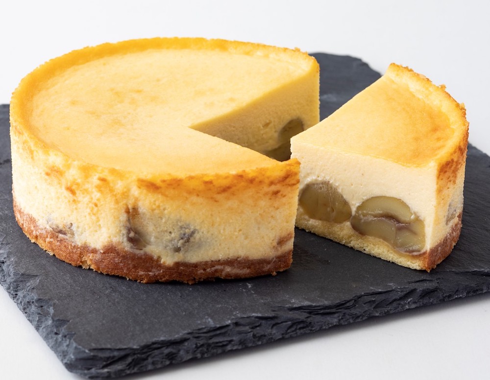 京都のチーズケーキ専門店「ソラアオ」は10月1日12時より、京都・綾部産の超希少な和栗「栗峰（りほう）」を使ったチーズケーキを限定販売。直営通販サイトにて限定2,000個の予約受付をスタートした。価格は税込み7,800円。