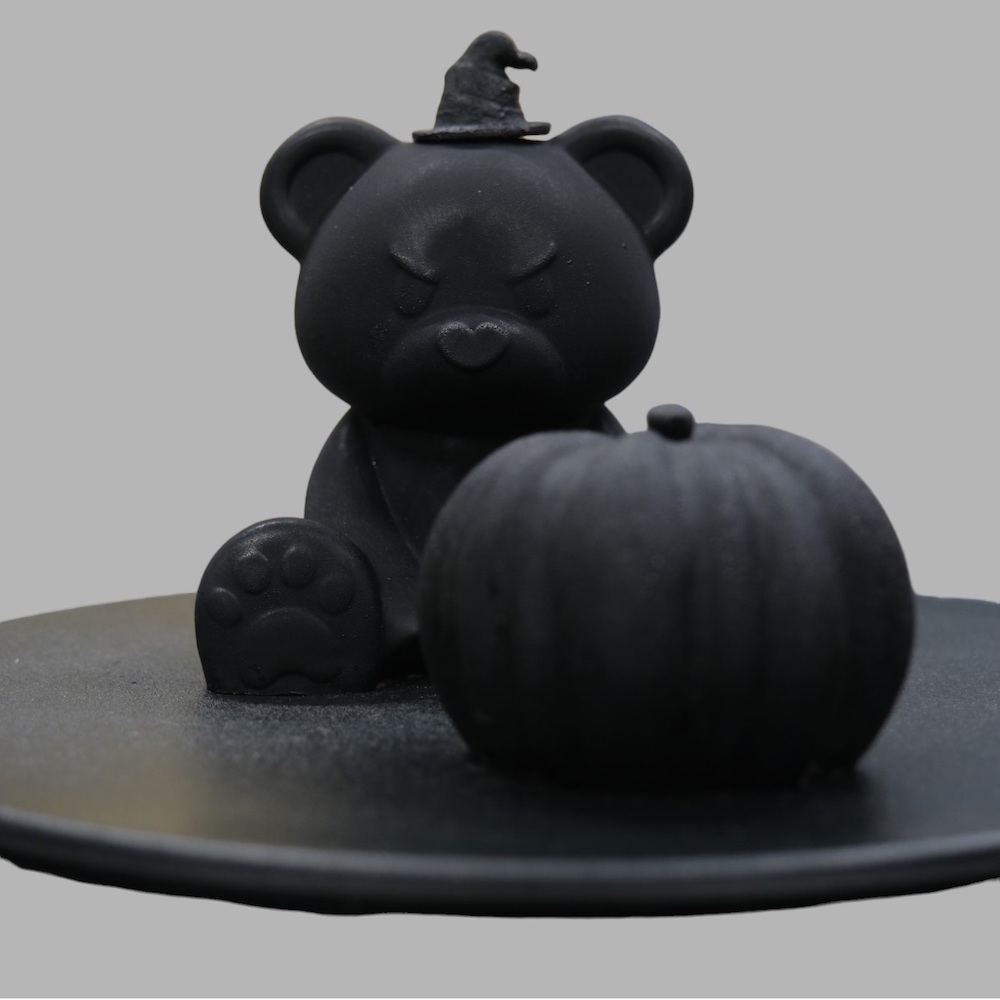 仏ラグジュアリーブランド「ブラックパリ（BLVCK PARIS）」は10月2日より、ハロウィン限定の漆黒のケーキ、「BLVCK HALLOWEEN CAKE SET」を公式サイトにて数量限定で展開中だ。価格は税込み4,000円。