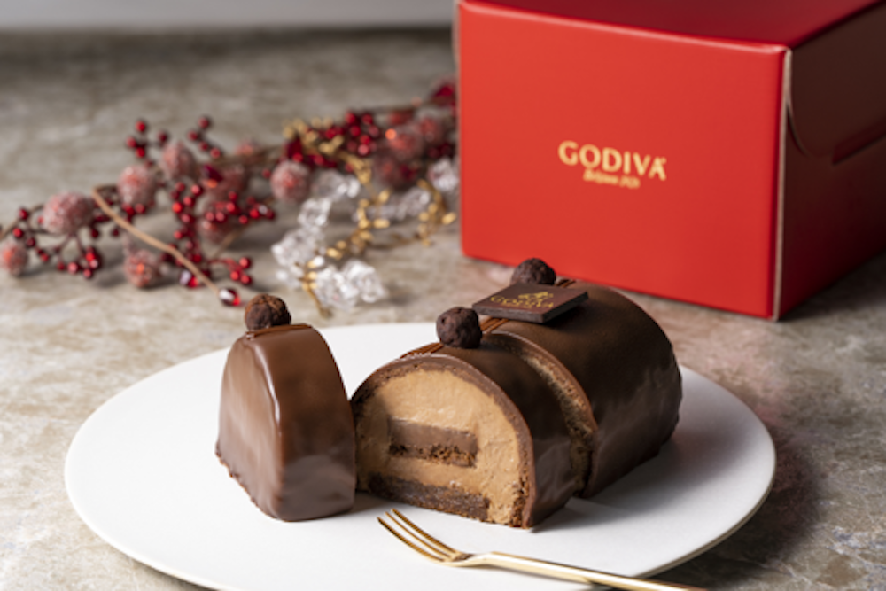 ゴディバ ジャパンは10月4日より、全国の有名百貨店クリスマスケーキカタログにて、クリスマス限定の生ケーキ「ゴディバ ブッシュ ド ノエル」の予約受付をスタートする。価格は税込み6,264円。