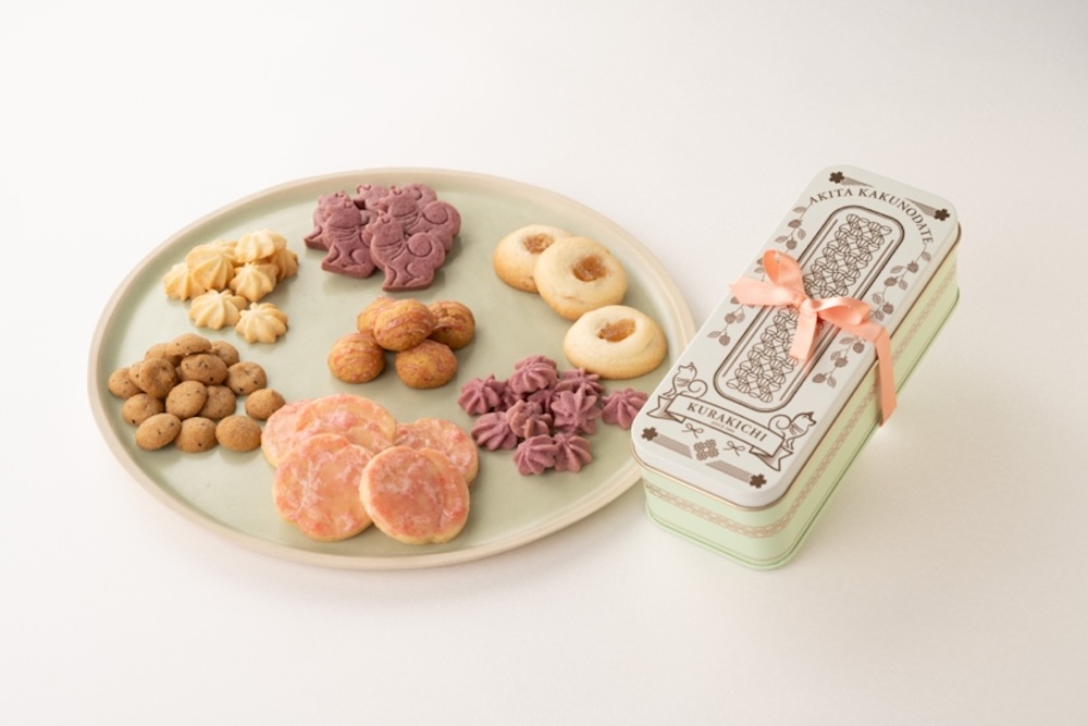 10月2日に発売した「KURAKICHIあきた フルーツ クッキー缶（あきた北限の桃アソート）」税込み2,700円