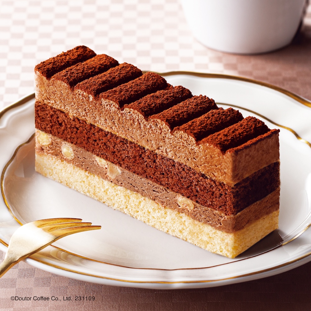 カフェチェーンのドトールコーヒーは12月14日より、全国店舗にて新作「チョコムースケーキ」を展開する。価格は税込み480円。