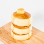 「森永製菓監修　バター香るホットケーキまん」にバターとメープルシロップを加えたアレンジ例