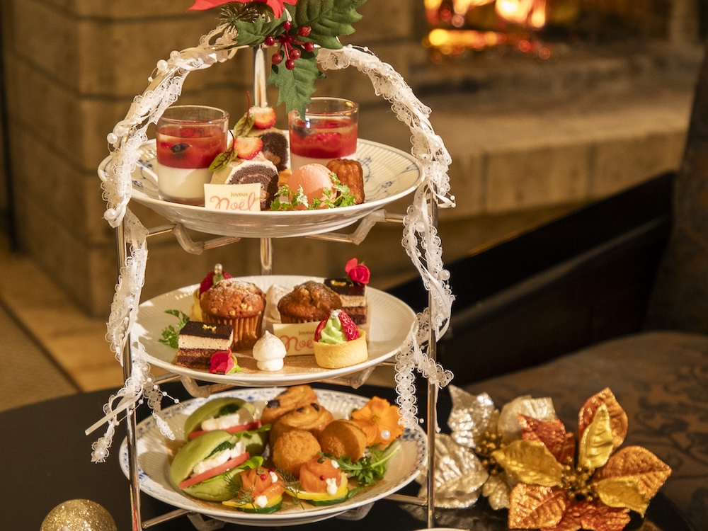 箱根・芦ノ湖畔の「小田急 山のホテル」は12月1日〜12月25日、ホテル別館のデザートレストラン「サロン・ド・テ ロザージュ」にて、クリスマス限定デザートを、ホテルラウンジでクリスマス限定のアフタヌーンティーを提供する。