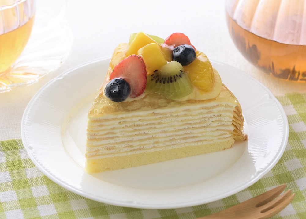 銀座コージーコーナーは11月1日より、全国の生ケーキ取扱店にて「贅沢フルーツのミルクレープ」および「贅沢フルーツのミルクレープ（6.5号）」の通年販売をスタートした。