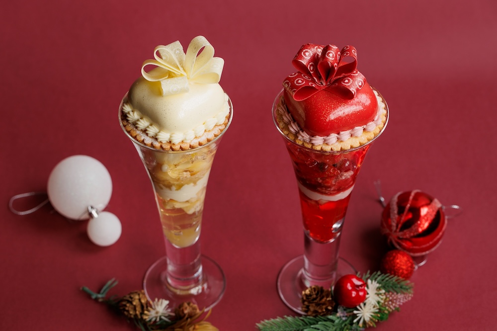 東京都新宿区の「サロン ベイクアンドティー（SALON BAKE & TEA）」は11月16日〜12月25日、クリスマスプレゼントに見立てたケーキをのせたイチゴとローズのショコラパフェ「Parfait de Noël Rouge」および、林檎とユズのショコラパフェ「Parfait de Noël Blanc」を提供開始する。