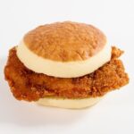 「森永製菓監修　バター香るホットケーキまん」にファミチキを挟んだアレンジ例