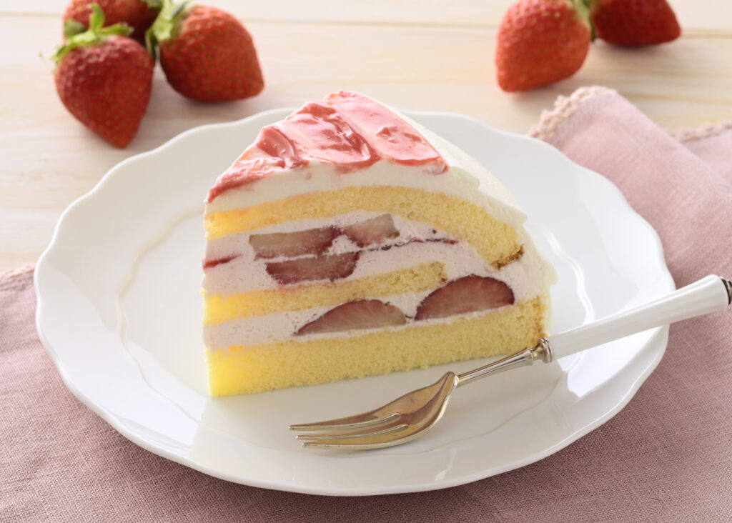 銀座コージーコーナーは12月1日より、全国の生ケーキ取扱店にて、「苺のズコット」および「ズコット」を展開する。