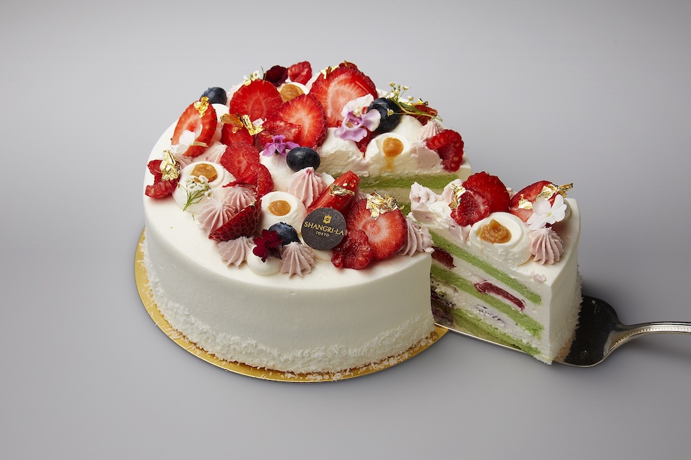 シャングリ・ラ 東京は2024年1月1日より、ブティックとオンラインブティックにて、開業15周年を記念したシグネチャーケーキを新たに通年販売する。4サイズ揃え、価格は税込み6,000円から。