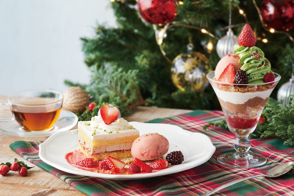 「アフタヌーンティー・ティールーム」は11月16日より、新作のスイーツ「苺とピスタチオホイップのクリスマスツリーパフェ」など期間限定メニューを展開する。