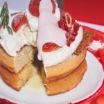 「エアリーチーズクリームと発酵バターのクリスマスパンケーキ　いちごミルキーソース」1,870円（全店）