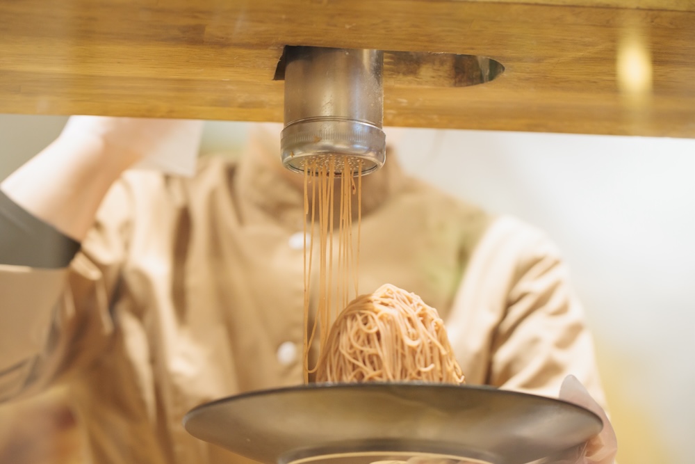 「生搾りモンブラン専門店」独自開発した搾り機で特製マロンクリームを絞る様子