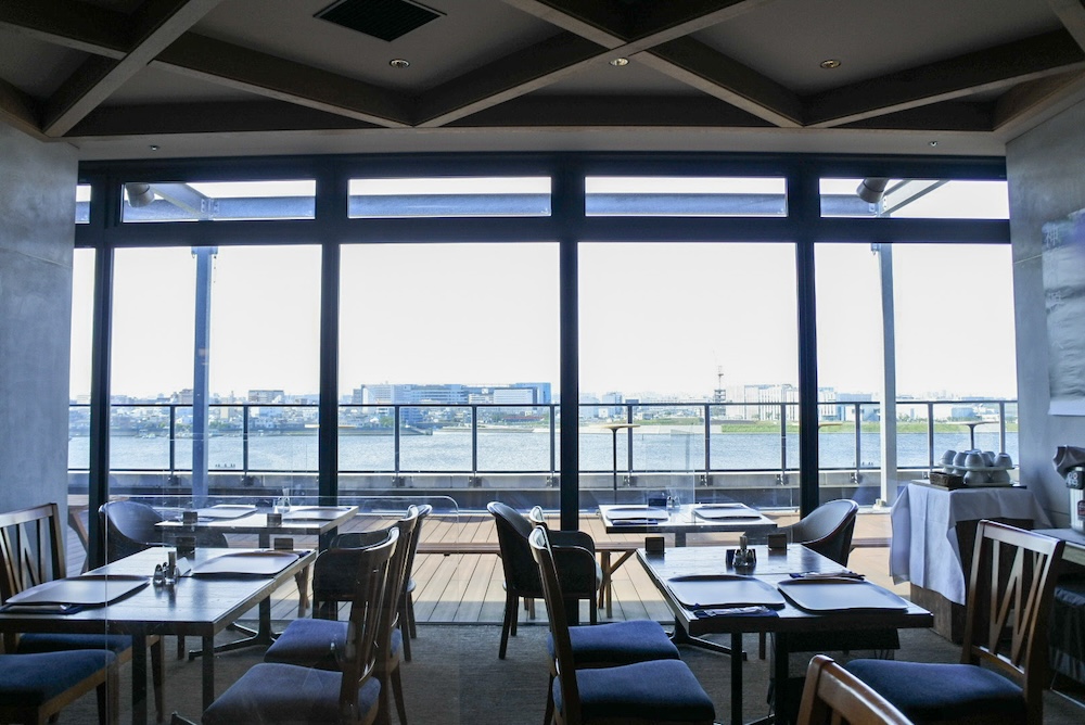 羽田空港と多摩川を望むレストラン「キャプテンズグリル アンド バー（Captain’s Grill and Bar）」イメージ
