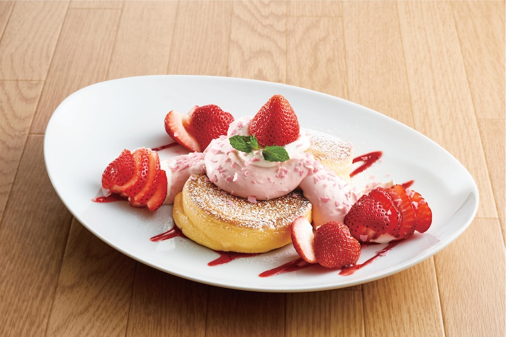 大分県大分市と福岡・博多区に店舗をかまえるカフェ「並木街珈琲（ナミキノマチコーヒー）」は12月13日より、「冬フェア」を開催。デザートメニューとして「たっぷり苺とストロベリーホイップのパンケーキ」を展開する。