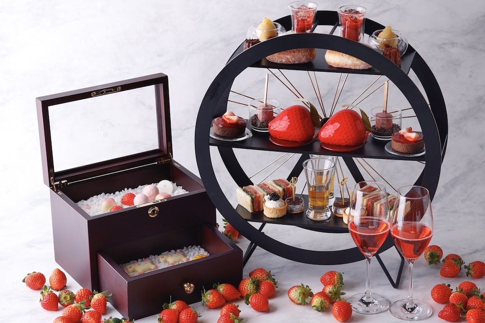 「ザ・カハラ・ホテル&リゾート横浜」は2024年1月31日まで、「Strawberry Afternoon Tea」の席確約付き宿泊プランを展開中だ。
