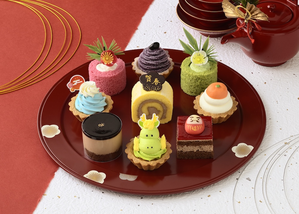銀座コージーコーナーは11月28日より、全国の生ケーキ取扱店にて、プチケーキアソート「スイーツおせち」とミニデコレーション「干支のケーキ（辰）」の予約を受付中だ。