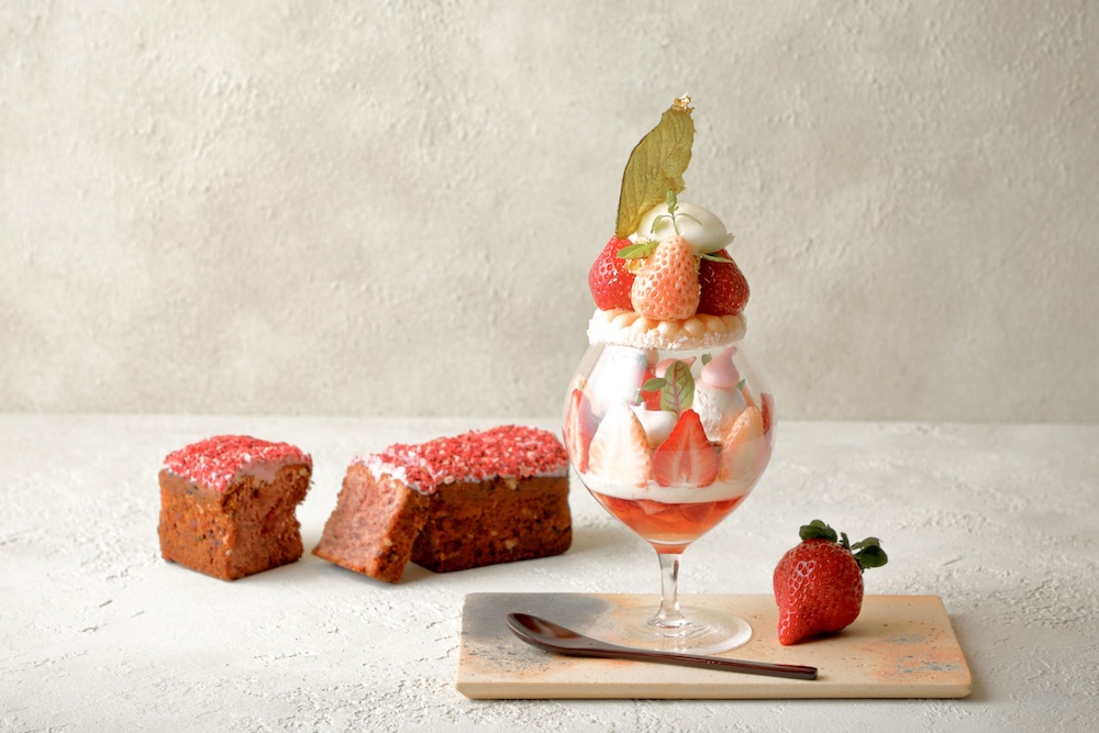 アマン京都は2024年1月9日より、「ザ・リビング パビリオン by アマン」にて、淡雪とあまおうの2種のイチゴ使ったパフェ「The Art of Strawberry」を提供する。価格はドリンクおよびイチゴのパウンドケーキのお土産付きで税込み12,000円（サービス料含む）。