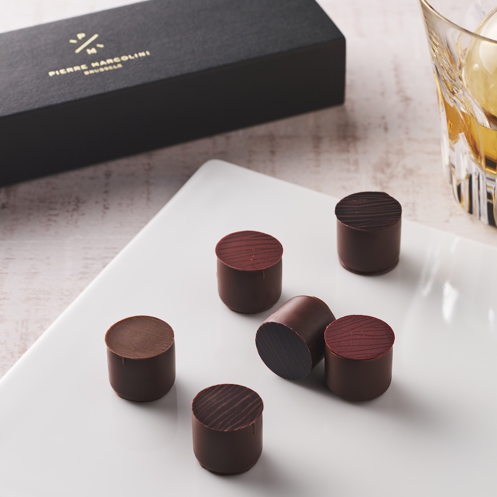 「ピエール マルコリーニ」は12月28日より、直営店にてチョコレートセット「レア ジャパニーズ ウィスキー 6個入り」を数量限定発売する。