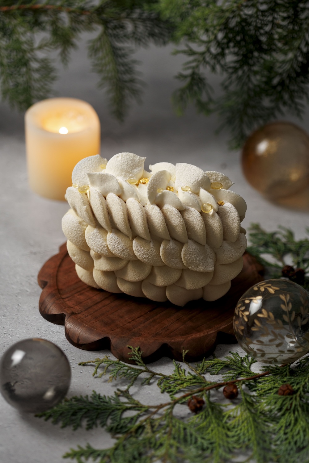 京都・河原町通りに位置する複合型商業施設「GOOD NATURE STATION」のオリジナルパティスリー&チョコレートブランド「RAU」は、ブランド初となるクリスマスケーキ「RAU Christmas Dessert」の予約を受付中だ。価格は4号相当のサイズが税込み5,700円、6号相当のサイズが税込み7,900円。
