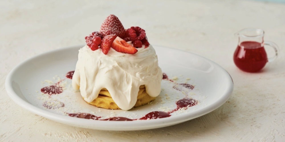 関東エリアおよび兵庫県西宮市で展開するパンケーキショップ「Butter」は12月13日〜2024年2月5日、「ストロベリーショートパンケーキ」およびシーズナルドリンクを提供する。