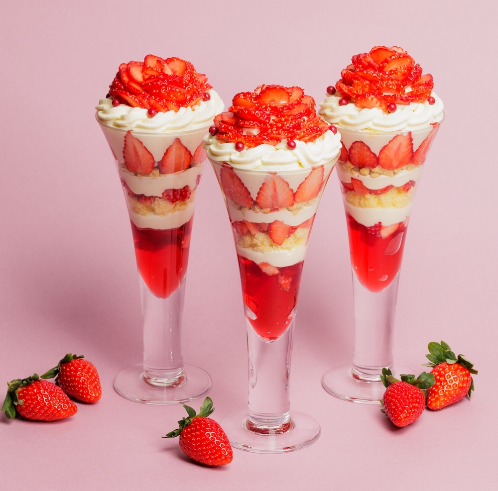 「Parfait aux Fraises Rose〜あまおう苺のショートケーキパフェ〜」単品・2,700円、テイクアウト・1,500円