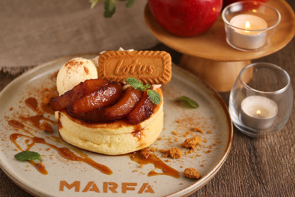 横浜モアーズの「MARFA CAFE 横浜店」は12月15日より、シーズナルパンケーキ「アップルシナモンパンケーキ」を提供する。価格はシングル・税込み1,320円、ダブル・税込み1,870円。