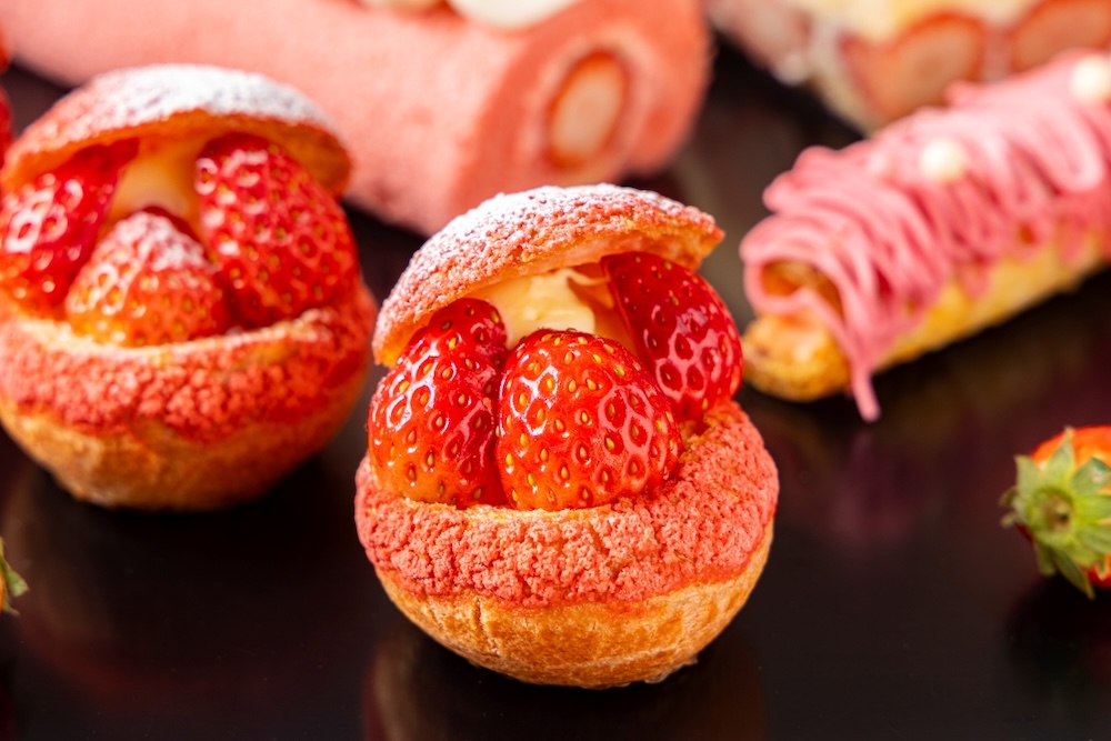 ヒルトン名古屋のイチゴのスイーツビュッフェ第1弾「Strawberry in Black & Pink」イメージ