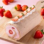 「フォンテーヌ」で提供する「苺とイチゴババロア ベリーコンフィチュールのロールケーキ」イメージ