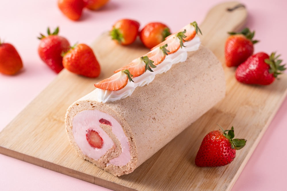 「フォンテーヌ」で提供する「苺とイチゴババロア ベリーコンフィチュールのロールケーキ」イメージ