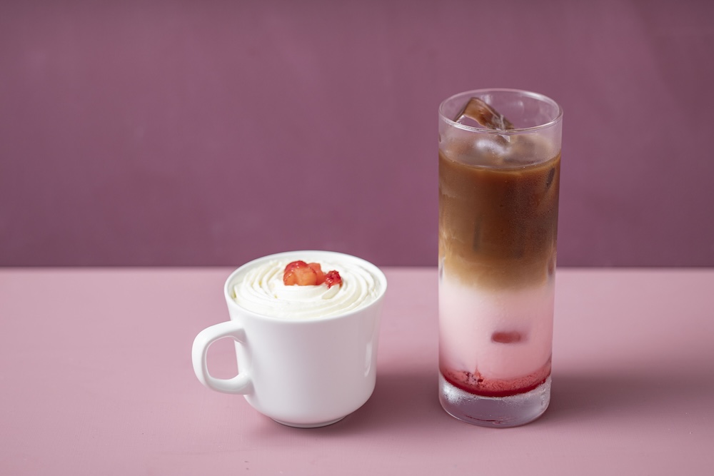 期間限定ドリンクメニュー。左から「ストロベリーミルク」税込み1,200円、「ストロベリーアイスカフェラテ」税込み1,200円。