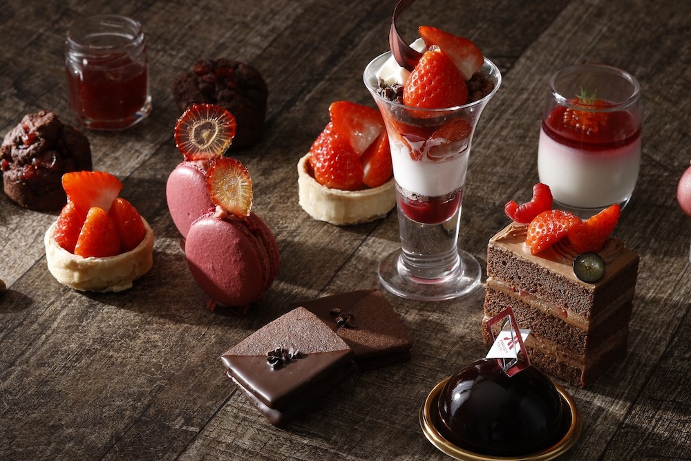 東京マリオットホテルは2024年1月5日～ 2月29日、1階のレストラン「Lounge＆Dining G」にて、イチゴ「紅ほっぺ」とホテル自家製のビーントゥバーチョコレートのマリアージュを楽しむ「ストロベリー & ビーントゥバーチョコレートアフタヌーンティー（Strawberry & Bean-to-bar Chocolate Afternoon Tea）」を発売する。