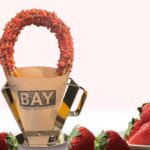 初出店する「米粉チュロス専門店 BAY」が提供する「ベリーチョコクランチチュロス」
