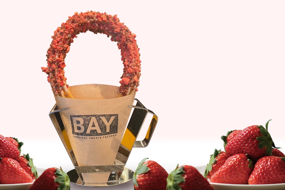 初出店する「米粉チュロス専門店 BAY」が提供する「ベリーチョコクランチチュロス」