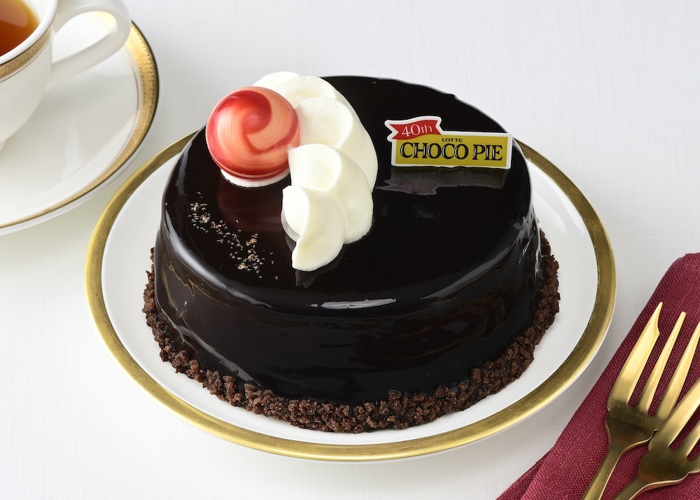 銀座コージーコーナーは2月2日〜2月29日、全国の生ケーキ取扱店にて、ロッテ社とコラボレーションして共同開発した「ケーキになったチョコパイ（4号）」を提供する。価格は税込み2,592円。