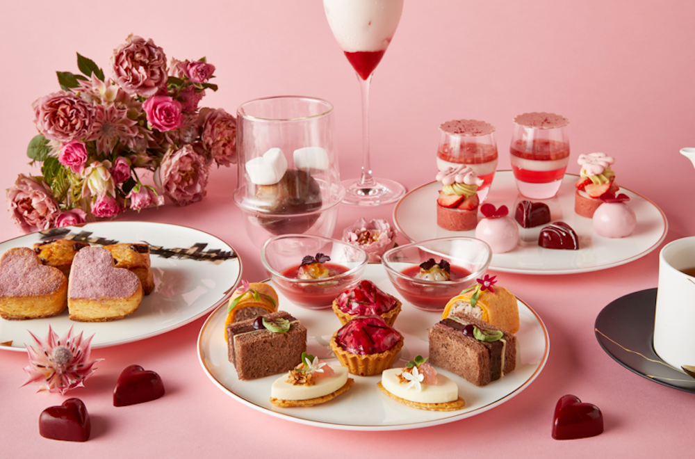 ウェスティンホテル横浜は2月1日より、「Love Is In The Air －恋の予感 ―」をテーマに、ローズやピンクなどの色合いで統一したアフタヌーンティーやダークチョコレートを使ったディナーメニュー、バレンタインディナーが付いた宿泊パッケージを展開する。